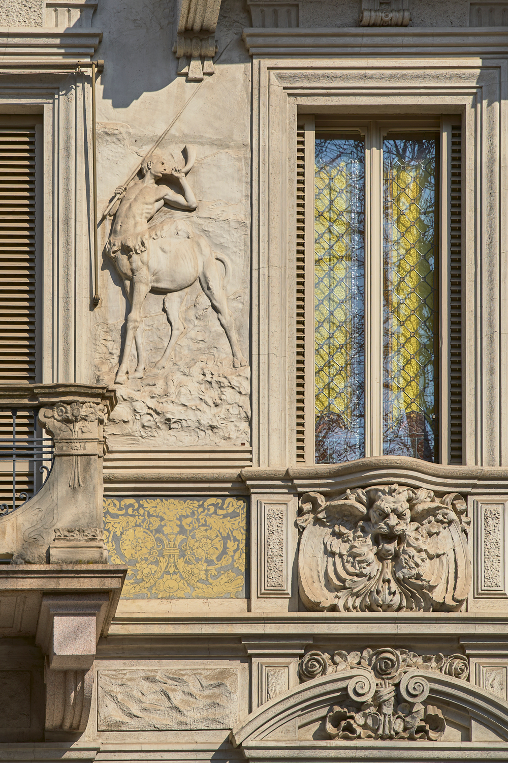 casa Besozzi, centauro, finestre vetro colorato